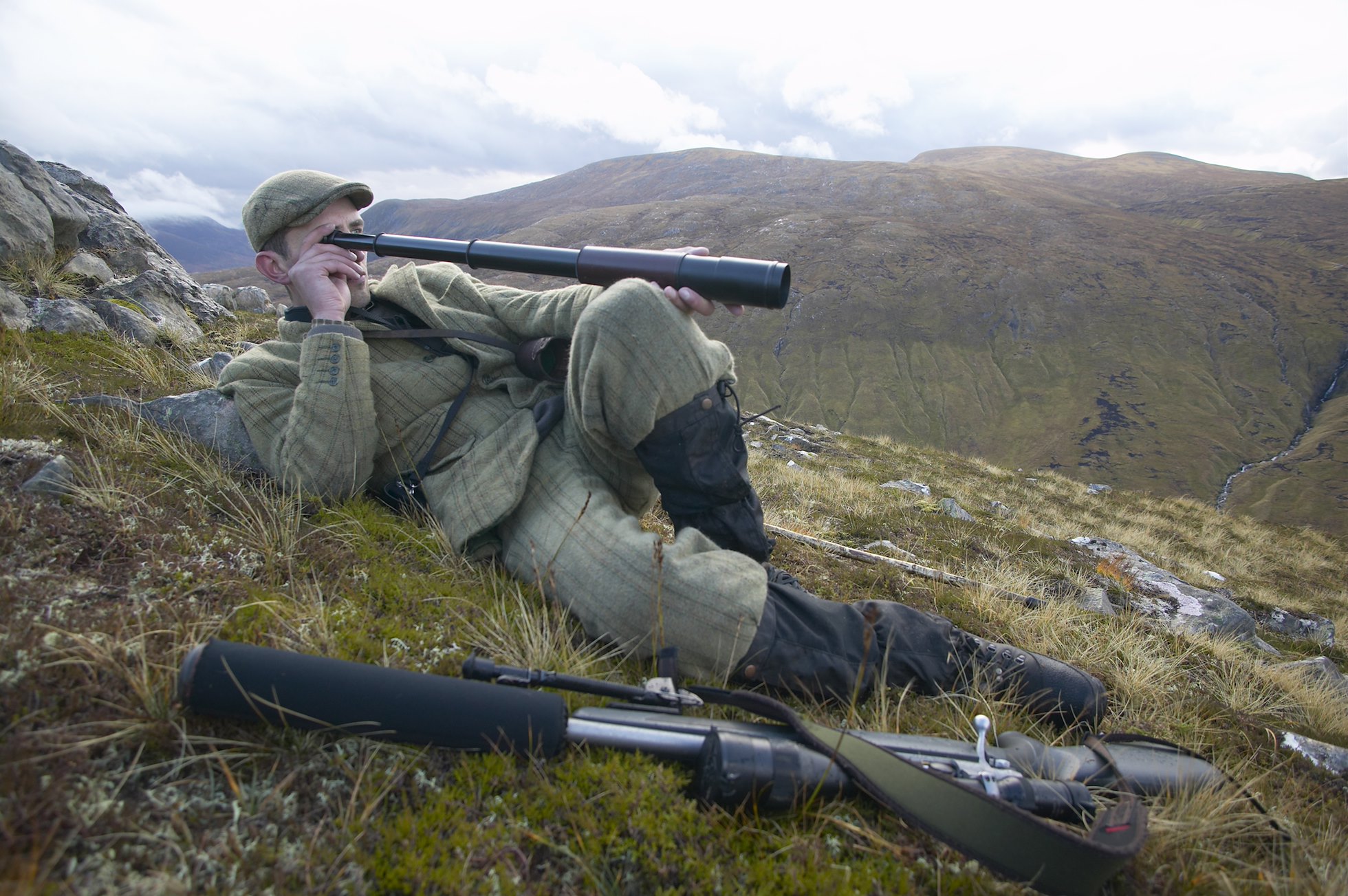  Innes MacNeill, head ranger, Alladale Wilderness Reserve looking out over Glen More during October hind stalking, Alladale, Scotland.